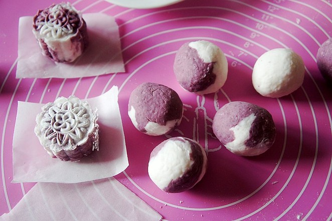 Snowy Red Bean and Coix Seed Mooncake recipe