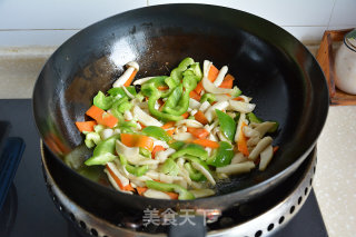 Stir-fried Double Mushrooms with Green Peppers and Carrots recipe