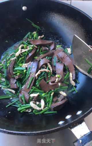 Stir-fried Pork Blood with Shredded Pork and Leek recipe