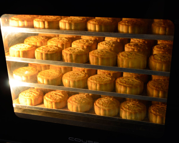 Cantonese-style Egg Yolk and Lotus Paste Mooncakes recipe