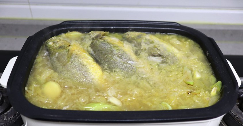 Sauerkraut Stewed Yellow Croaker recipe