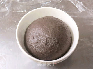 It Has A Simple and Fashionable Atmosphere [black and White Piglet Squeezes Steamed Buns] recipe