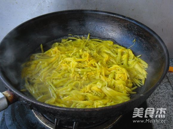 Garlic Pepper Mixed with Yellow Flowers recipe