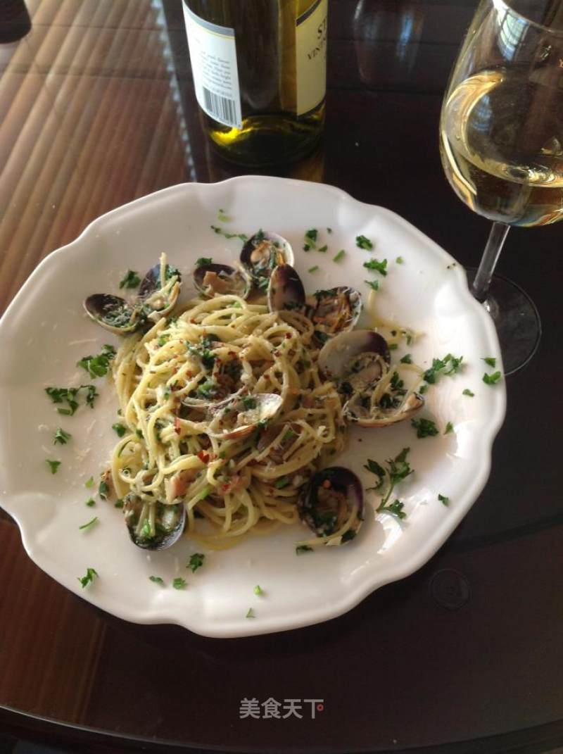 Spaghetti with White Clam Sauce