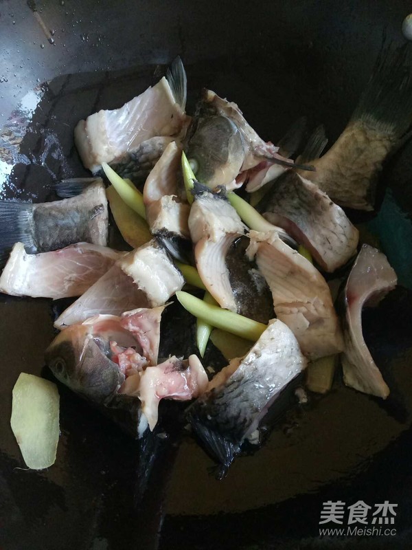 Garlic Crucian Fish Soup recipe