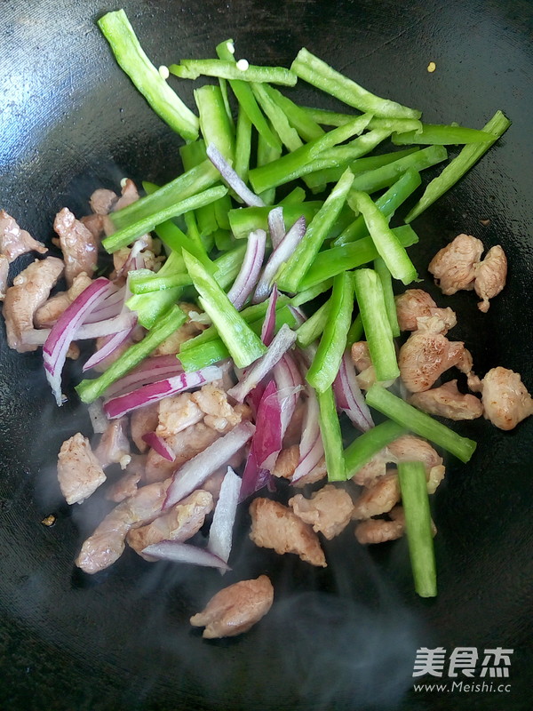 Stir-fried Spaghetti with Beef and Black Pepper recipe