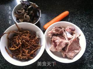 Daylily and Fungus Salty Bone Soup recipe