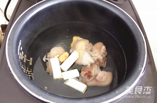 Stewed Pork Trotters with Radish recipe