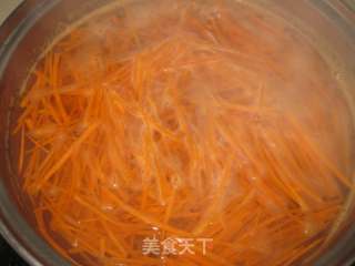 Carrots Mixed with Enoki Mushrooms recipe