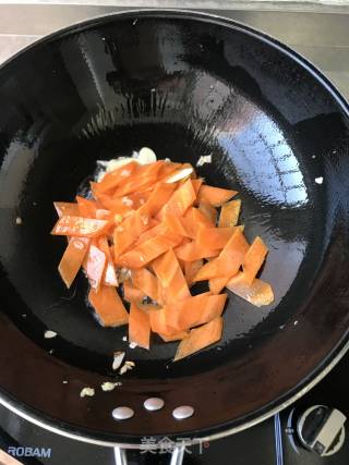 Scrambled Eggs with Carrots and Fungus recipe