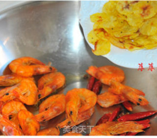 Lazy Version of Fast Food Feast-[the More Chewy, The More Fragrant The Spicy Potato Chips and Shrimp] recipe