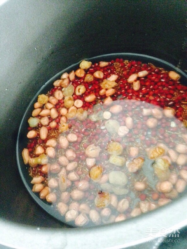 Longan, Wolfberry, Red Beans, Peanuts and Red Rice Porridge recipe