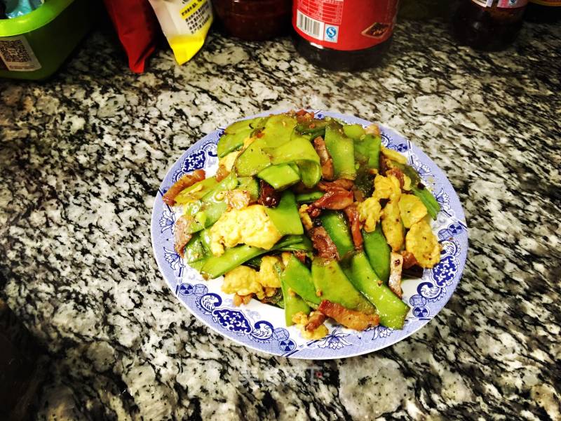 Home Cooking (fried Diced Meat and Egg with Snow Peas) recipe