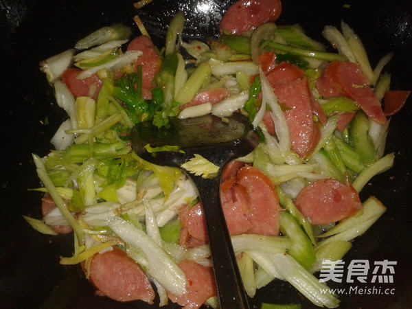 Celery Stir-fried Pork Sausage recipe