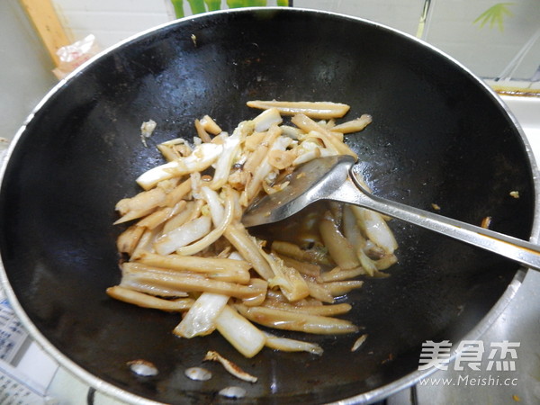 Sauce-flavored Cabbage Root Fried Lotus Root recipe