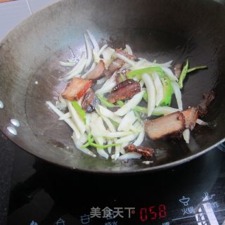 Stir-fried Bacon with Green Pepper and Cabbage Stem recipe