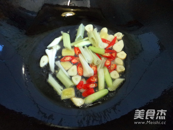 Stir-fried Blue Bean with Tea Tree Mushroom recipe