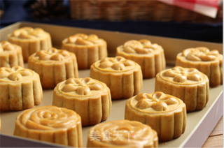 Mid-autumn Gift ~ Moon Cake with Egg Yolk and Lotus Paste recipe