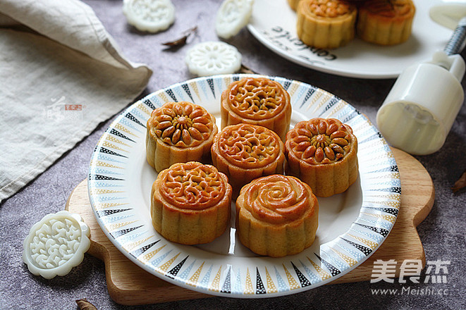 Cantonese Egg Yolk Bean Paste Mooncake recipe