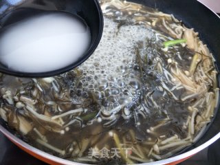 Seaweed Meat and Mushroom Soup recipe