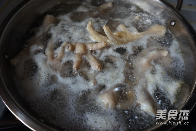 Finger Sucking Fish-flavored Chicken Feet recipe