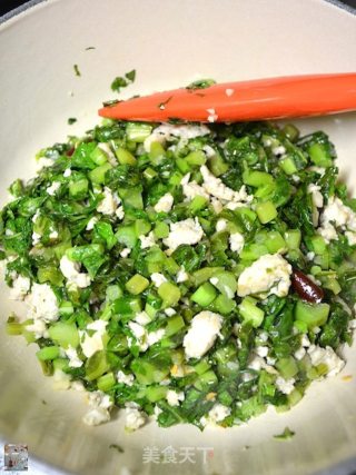 Griddle with Minced Pork and White Radish Leaves recipe