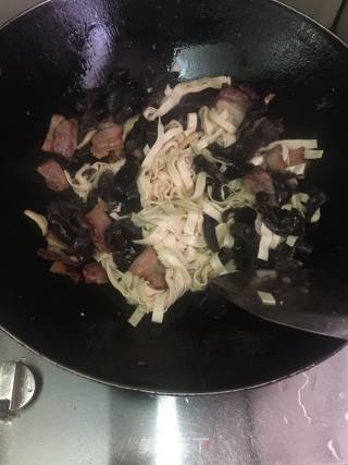 Stir-fried Pork Belly with Bean Skin and Fungus recipe