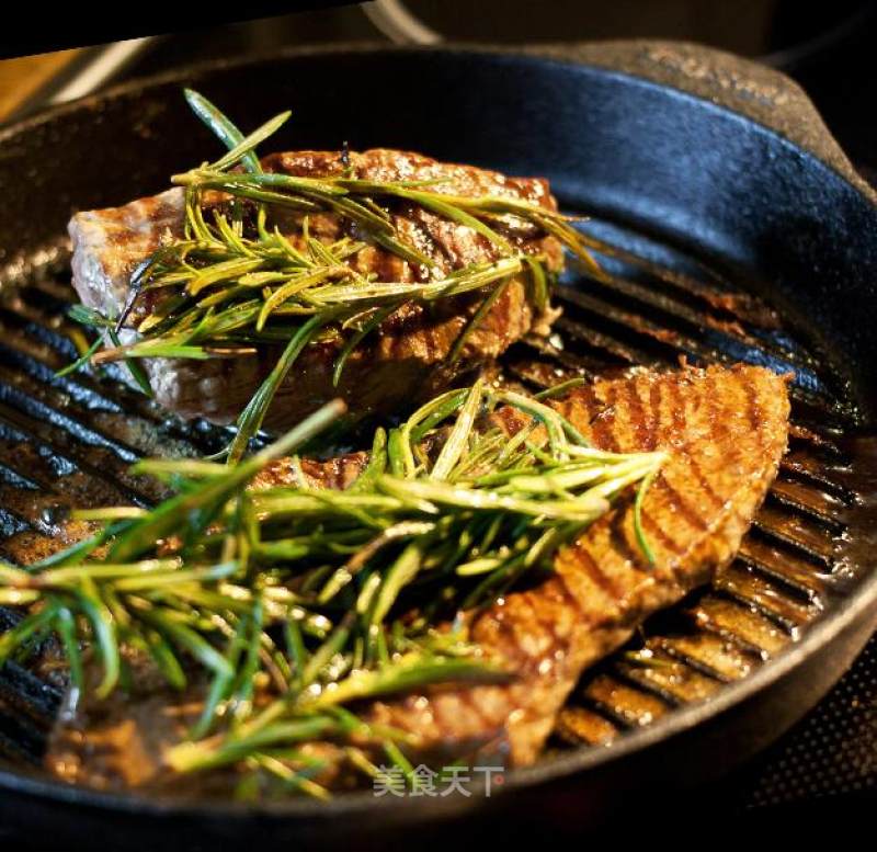 Use A Frying Pan to Make Rosemary Fried Steak recipe