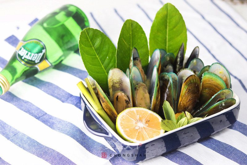Thai Lemongrass Steamed Mussels