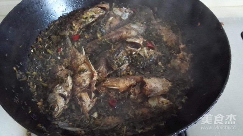 Roasted Crucian Carp with Potherb Mustard recipe