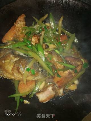 Stir-fried Fish with Celery recipe