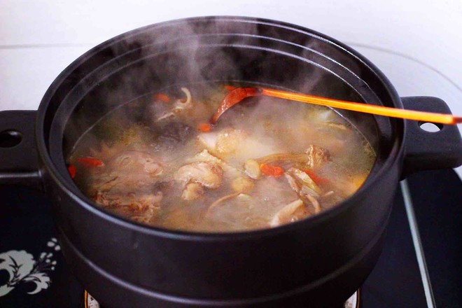 Agaricus and Chestnut Stewed Chicken Soup recipe