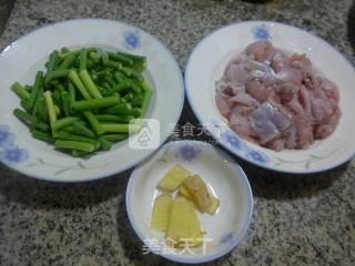 Stir-fried Bullfrog with Garlic Stalks recipe