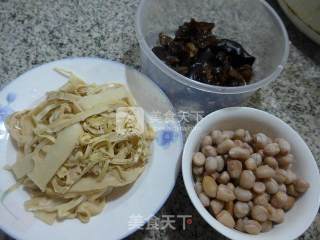 Stir-fried Bamboo Shoots with Black Fungus and Peanuts recipe