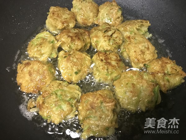 Deep-fried Shredded Carrot Meatballs recipe