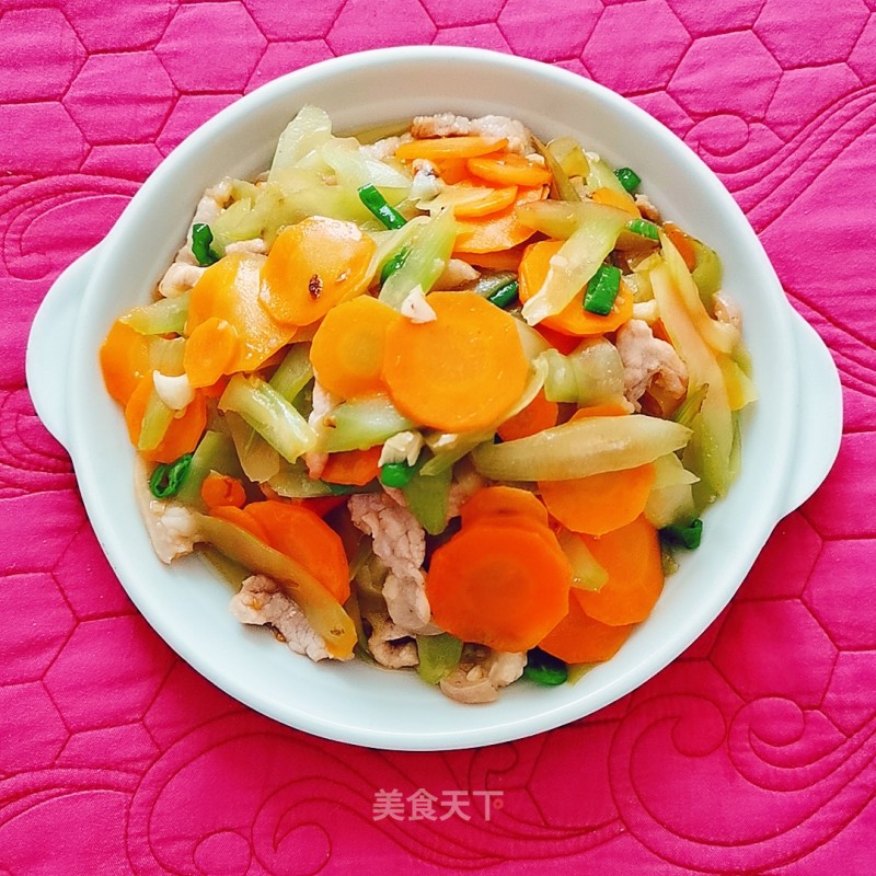 Stir-fried Green Bamboo Shoots with Carrots recipe