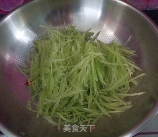 Stir-fried Shredded Pork with Lettuce recipe