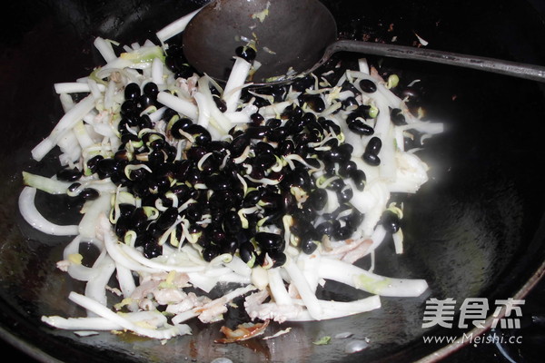 Stir-fried Cabbage with Black Bean Sprouts recipe