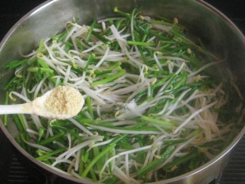 Stir-fried Mung Bean Sprouts with Leek Moss recipe