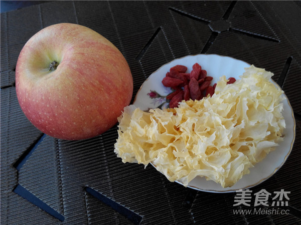 Apple Tremella Wolfberry Soup recipe