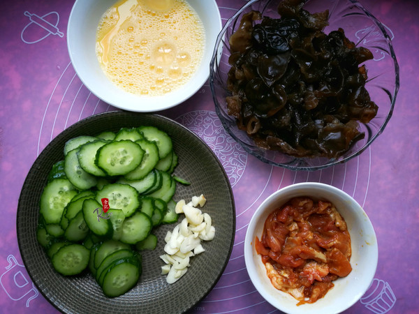 Fried Pork with Cucumber and Fungus recipe