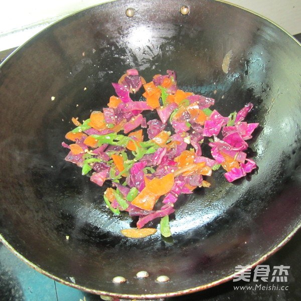 Stir-fried Carrot Slices with Purple Cabbage recipe