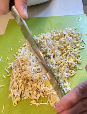 Stir-fried King: Bean Sprouts Pine recipe