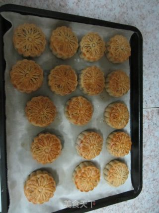 The First Season of Imperfect Mooncakes-lucent Bean Paste Mooncakes recipe