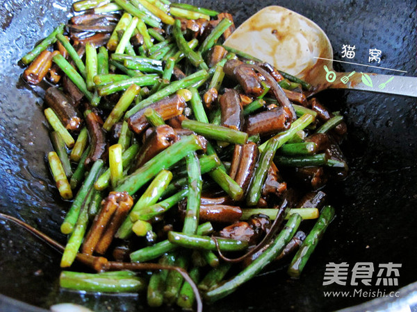 Grilled Rice Eel with Garlic Sprouts recipe