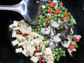 Stir-fried Dried Bean Curd with Mushrooms and Peas recipe