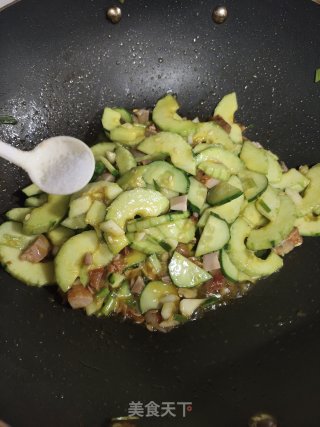 Stir-fried Cucumber with Diced Chicken recipe