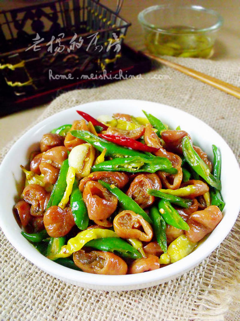 【festive Family Banquet Stir-fried Sautéed Pork Intestines with Hot Peppers recipe