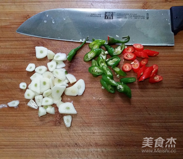 Sour and Spicy Fungus Mixed with Lotus Root Slices recipe