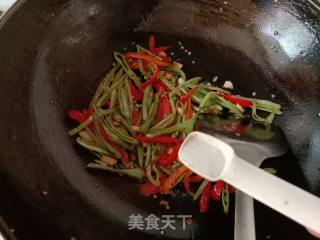 Stir-fried Eyebrow Shreds with Red Pepper recipe